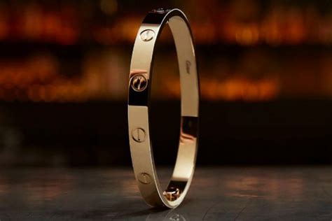 La storia del bracciale Love di Cartier .